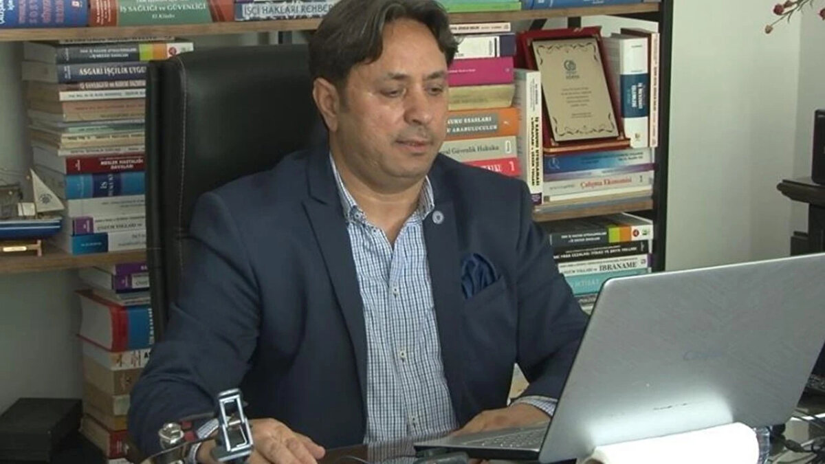 Karakaş, pandemi döneminde henüz bir yılını doldurmamış fakat zorunlu ücretsiz izne ayrılmış işçilerin durumuna ilişkin bilgilendirmelerde de bulunarak, "İşçi çalışırken zorunlu ücretsiz izine ayrıldığını farz edelim. İşçinin fiili çalışma süresi 9 aysa ve geriye kalan da ücretsiz izin şeklindeyse bu durumda bir yıl dolmadığından dolayı bu işçi ne olacak? Kıdem tazminatına hak kazanmamış olacak. Yine yıllık izne hak kazanmamış olacak. Dolayısıyla işçiler Yargıtay’ın kararıyla ücretsiz izin süreleri kıdem tazminatına alınması halinde hem kıdem tazminatına hak kazanacak, hem de işten ayrıldıkları için alamadıkları kullanamadıkları yıllık izni kullanmış olacaklar" değerlendirmesinde bulundu.