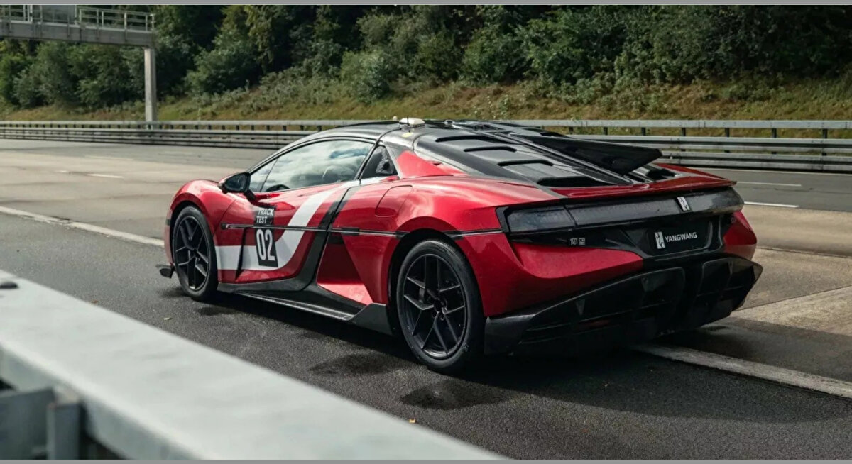 Premium marka Yangwang sahnede<br>BYD’nin lüks markası Yangwang, pist odaklı modeli U9 Xtreme’i dünyaya duyurdu. Tanıtım, global otomotiv sektöründe büyük yankı uyandırdı.