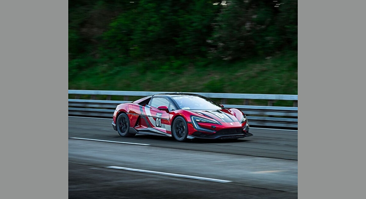 3.000 beygirlik güç!<br>Aracın kalbinde yer alan Yi Sifang dört motorlu sistem, toplamda 2.220 kW (yaklaşık 3.000 hp) güç üretiyor. Ton başına 1.217 bg güçağırlık oranı ile dünyadaki hiçbir seri üretim otomobil yanına yaklaşamıyor.