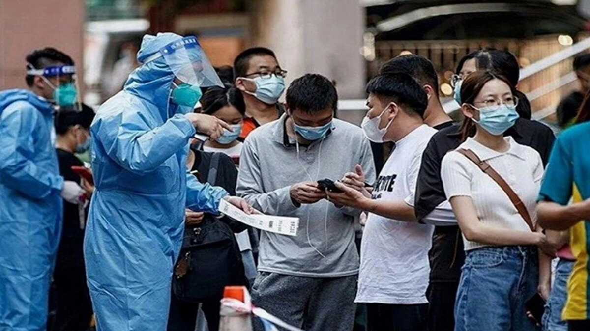 Çin’de endişe büyüyor<br>Yetkililer salgının kontrol altına alınabilmesi için sivrisinek üreme alanlarının yok edilmesi ve halkın korunma önlemlerini artırması gerektiğini belirtiyor.