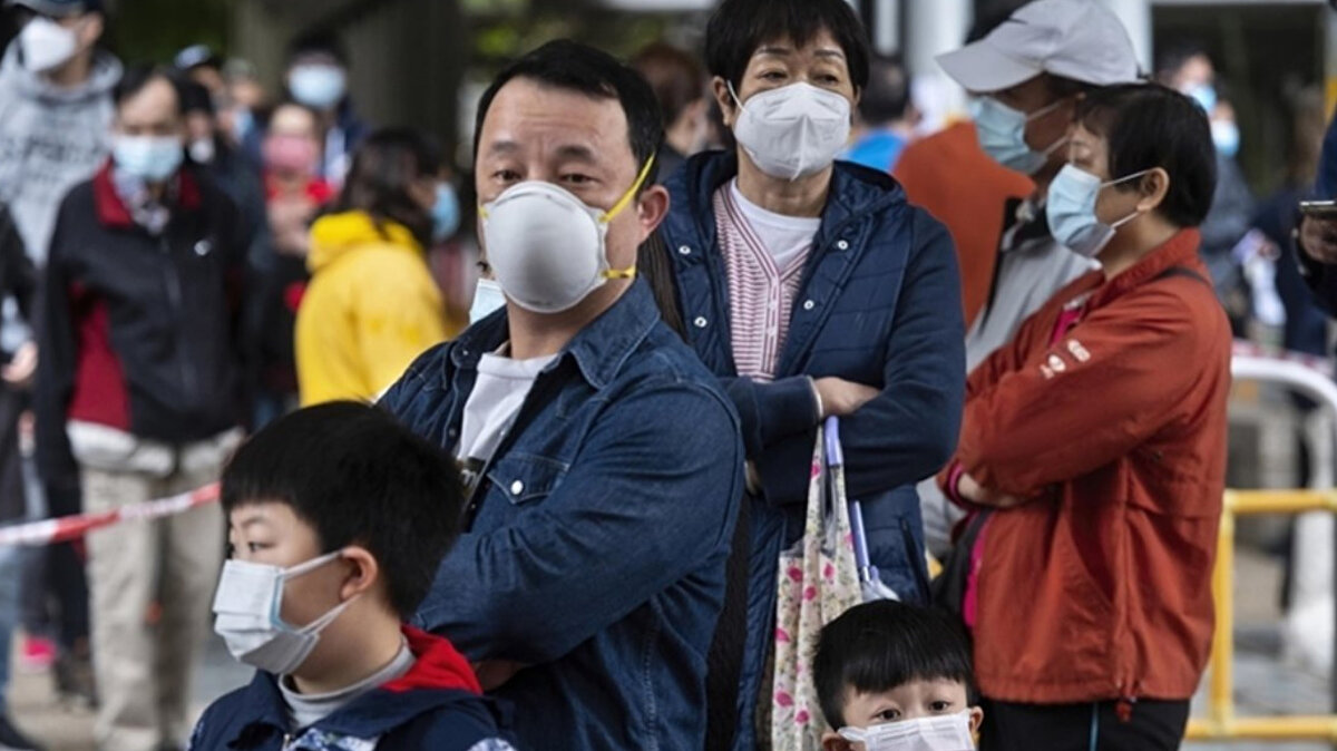 Hastalık nasıl belirtiler gösteriyor?<br>Virüs; eklem ve kas ağrıları, baş ağrısı, mide bulantısı, yorgunluk ve cilt döküntüleri ile kendini belli ediyor. Bazı vakalarda ölümcül olabiliyor.