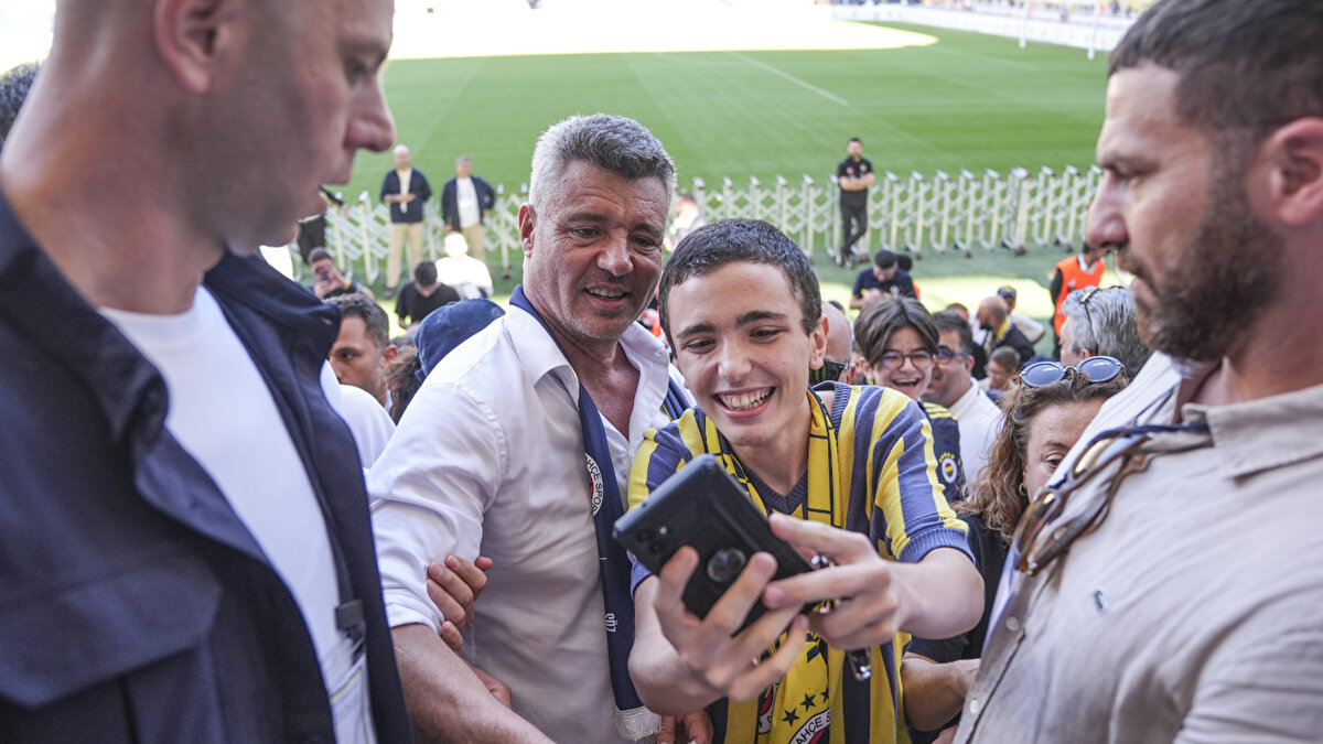 Sonuçların açıklanması için Sadettin Saran ve Ali Koç, kürsüye birlikte yürüdü.