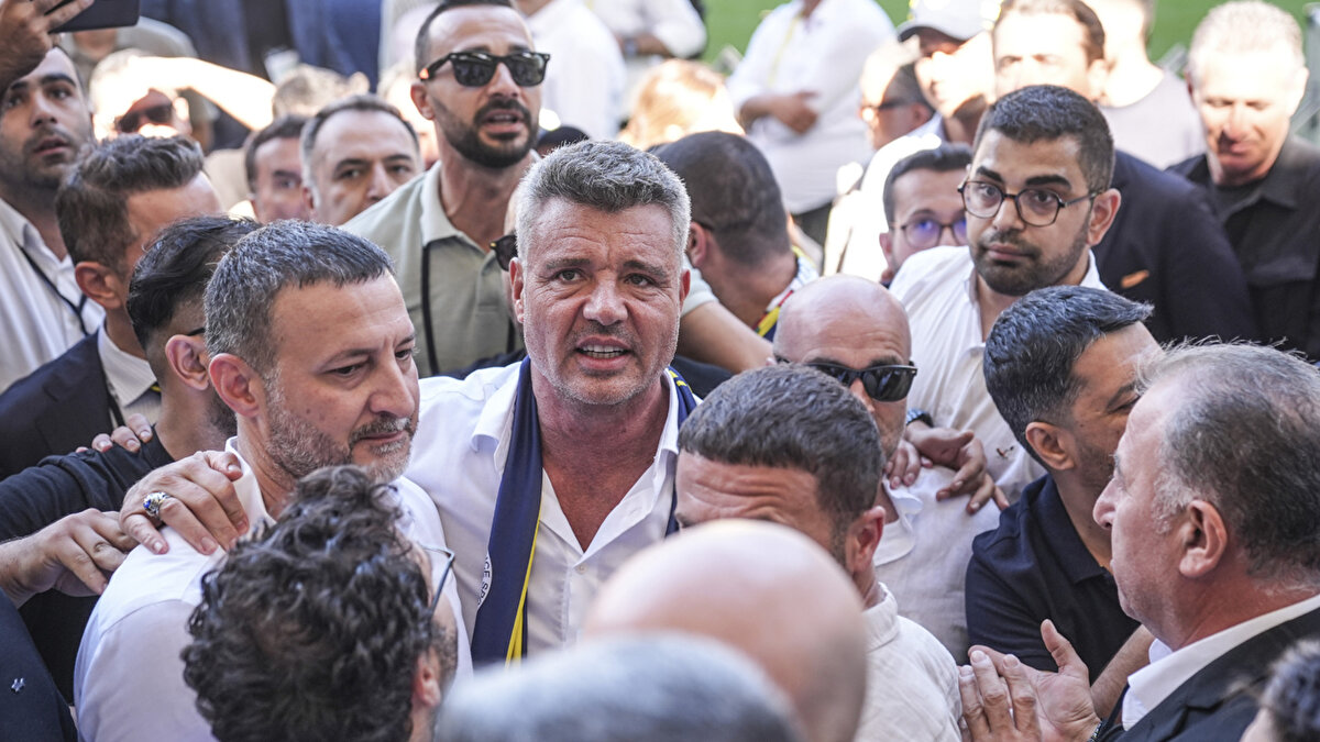 Sayımların ardından Mosturoğlu sonuçları açıklarken Sadettin Saran, 12 bin 325 oyla Fenerbahçe'nin yeni başkanı oldu. Ali Koç ise 12 bin 68 oy aldı.