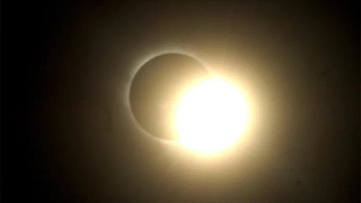 GÜNEŞ TUTULMASI BURÇLARI ETKİLER Mİ?<br><br>Her Güneş tutulması gibi bu tutulma da astrolojik açıdan dikkat çekiyor. Başak burcunda gerçekleşecek 21 Eylül Güneş tutulması, yeni başlangıçların, dönüşümlerin ve farkındalıkların habercisi olarak değerlendiriliyor. 