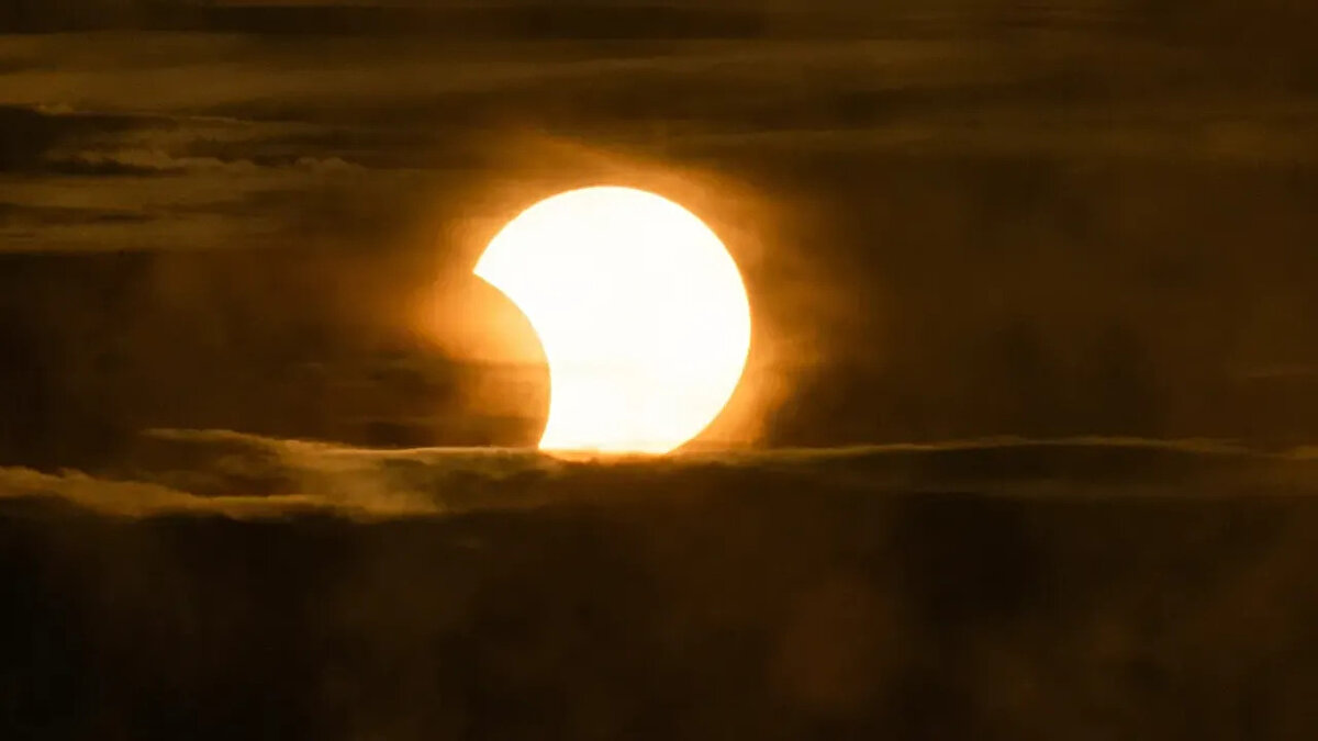 GÜNEŞ TUTULMASI NEDİR?<br><br>Bilim insanlarına göre Güneş tutulmaları, gökyüzü olaylarını takip edenler için hem görsel hem de bilimsel anlamda özel bir deneyim. Ay’ın, Dünya ile Güneş arasına girmesiyle gerçekleşen bu olay, evrenin işleyişini gözler önüne seriyor. Türkiye’den izlenemeyecek olsa da tutulmanın canlı yayınlarıyla bu deneyime ortak olmak mümkün olacak. Özetle;