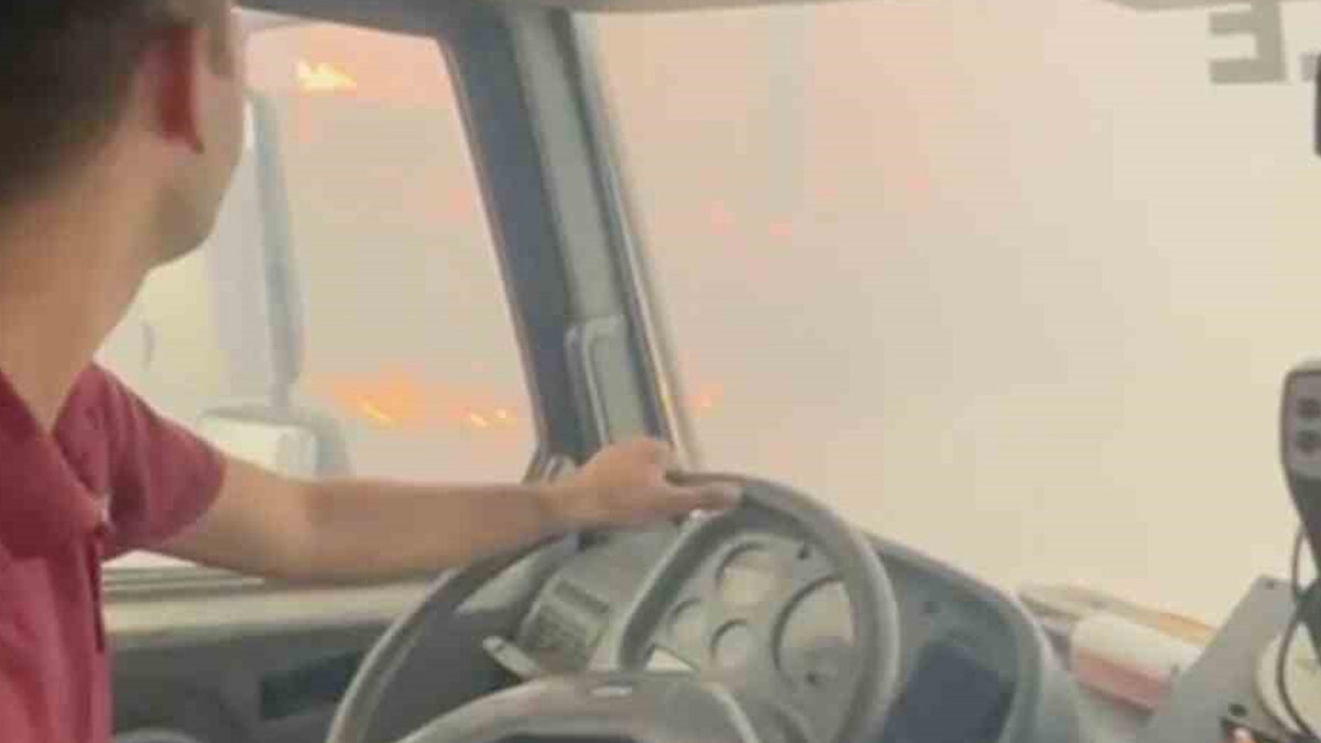 Ayvacık Orman İşletme Müdürlüğü Ezine Şefliği’ne bağlı A6 nolu arazöz ise yangının ilk anlarında müdahaleye başladı. Alevlerin enerjisinin yüksek olduğu dakikalarda canla başla çalışan orman işçileri, bir anda alevlerin arasında kaldılar. İşçiler, o anları cep telefonu kamerasıyla kaydetti.