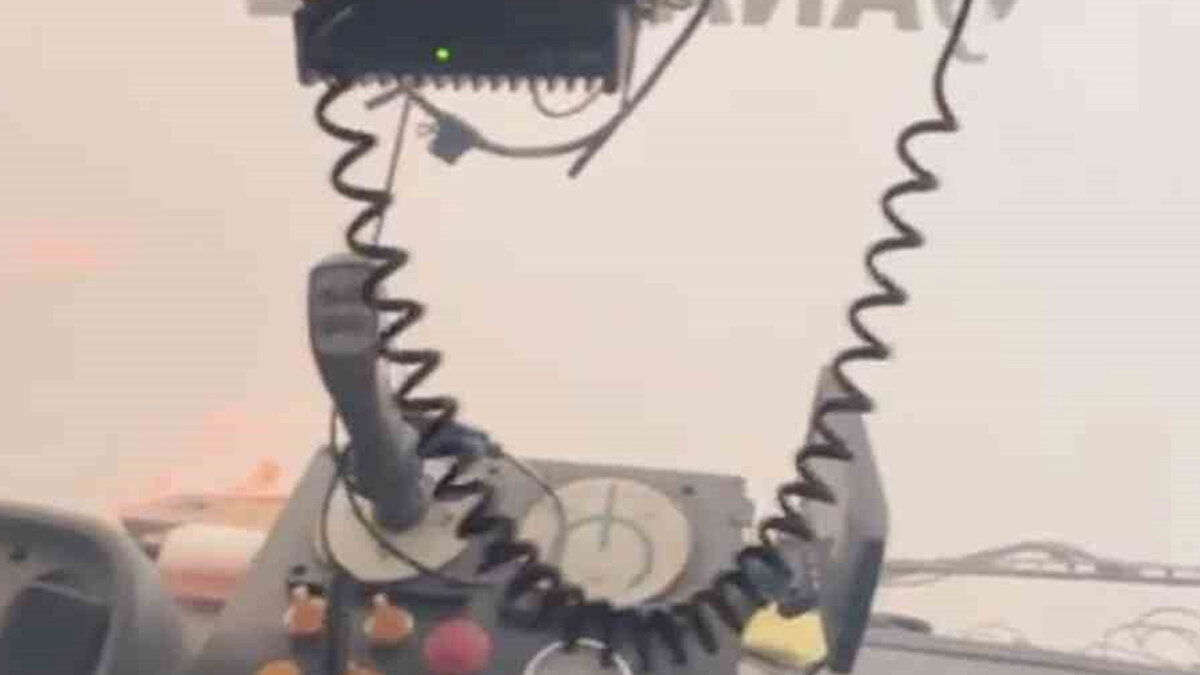 Yangın, saat 13.45 sıralarında Ezine ilçesine bağlı Akköy köyü yakınlarında ormanlık alanda başladı. Alevler rüzgarın etkisiyle büyüyerek geniş bir alana yayıldı. İhbar üzerine bölgeye Orman Bölge Müdürlüğü’ne bağlı ekipler sevk edildi. Yangına havadan ve karadan müdahale ediliyor.