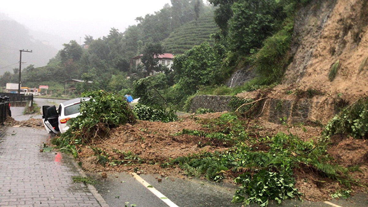 Rize 5 günlük hava durumu:<br><br>Pazar: Kuvvetli gök gürültülü sağanak – 16°C / 23°C<br><br>Pazartesi: Gök gürültülü sağanak – 15°C / 25°C<br><br>Salı: Parçalı bulutlu – 14°C / 25°C<br><br>Çarşamba: Parçalı bulutlu – 15°C / 26°C<br><br>Perşembe: Sağanak yağışlı – 16°C / 26°C
