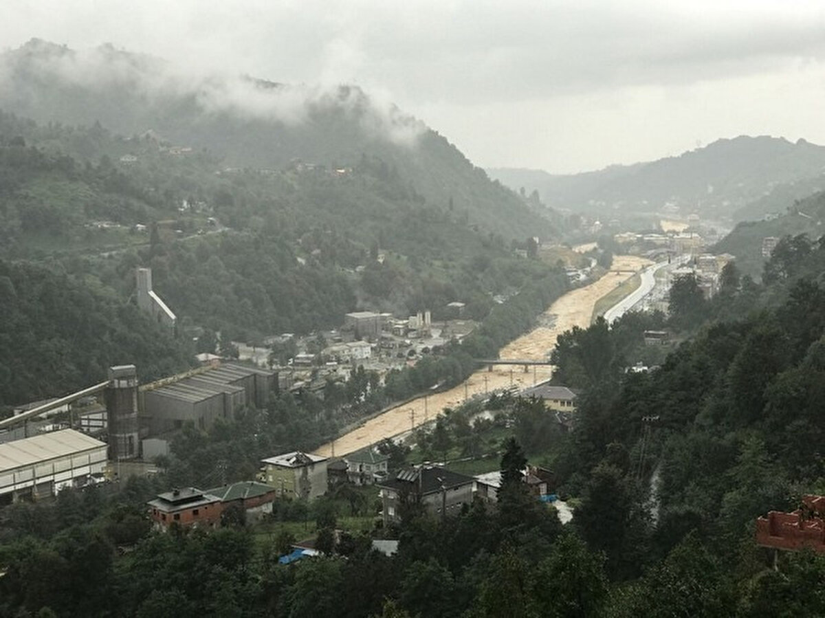 Rize hava durumu: 5 gün yağış tahmini<br><br>Rize’de kuvvetli sağanak yağış etkisini sürdürüyor. Derelerde su seviyeleri yükselirken heyelan riski artmış durumda. Meteoroloji, bölgede özellikle pazar ve pazartesi günleri çok kuvvetli yağış beklendiğini duyurdu.