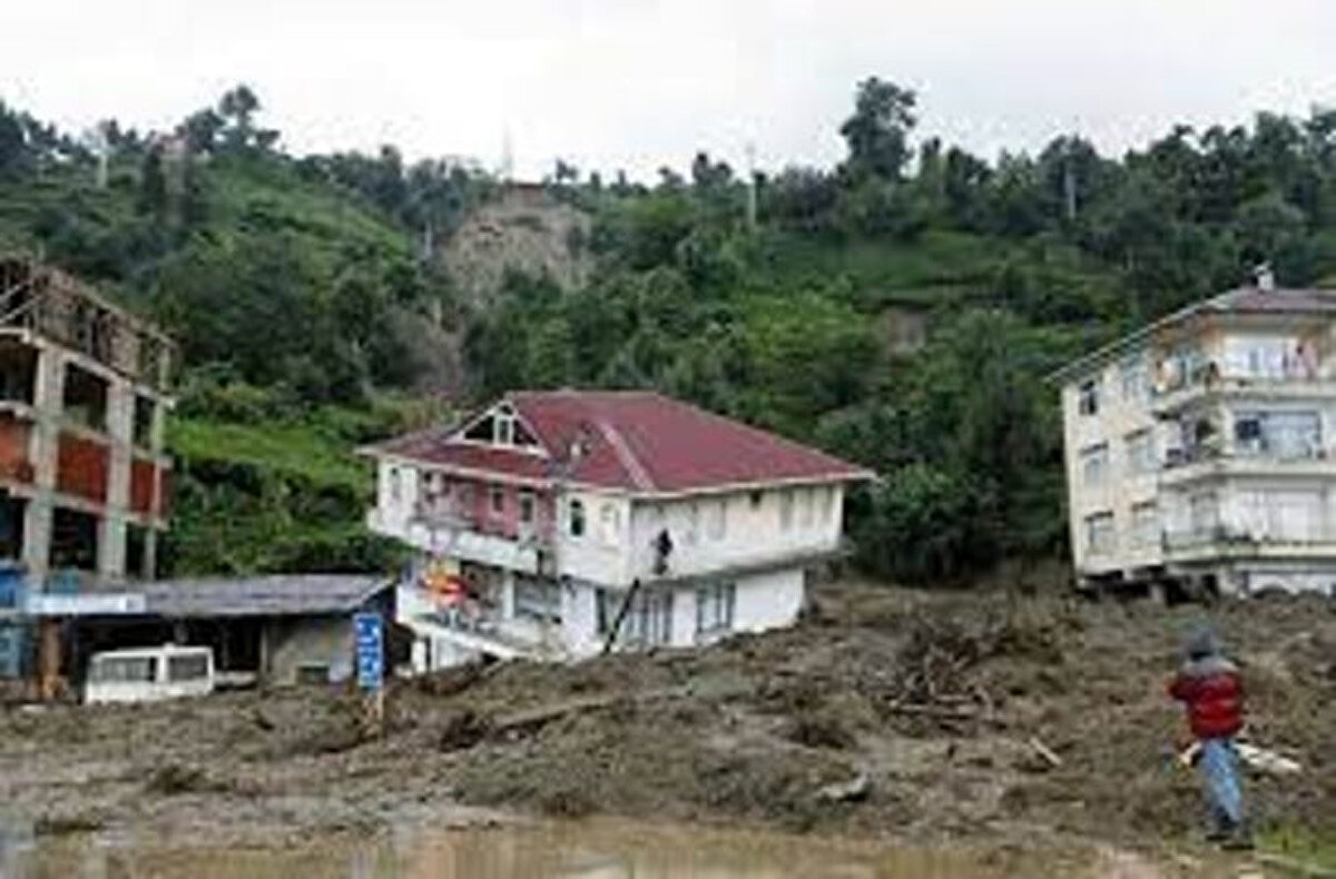 Son değerlendirmelere göre Giresun’un doğusu, Trabzon’un batı ve doğu ilçeleri, Rize ve Artvin’in kuzeyinde yağışların yer yer şiddetli (51-100 kg/m²) olacağı öngörülüyor. Toprak doygunluğu da göz önünde bulundurulduğunda, sel, taşkın, heyelan, yıldırım ve ulaşımda aksamalar gibi risklerin devam etmesi bekleniyor.