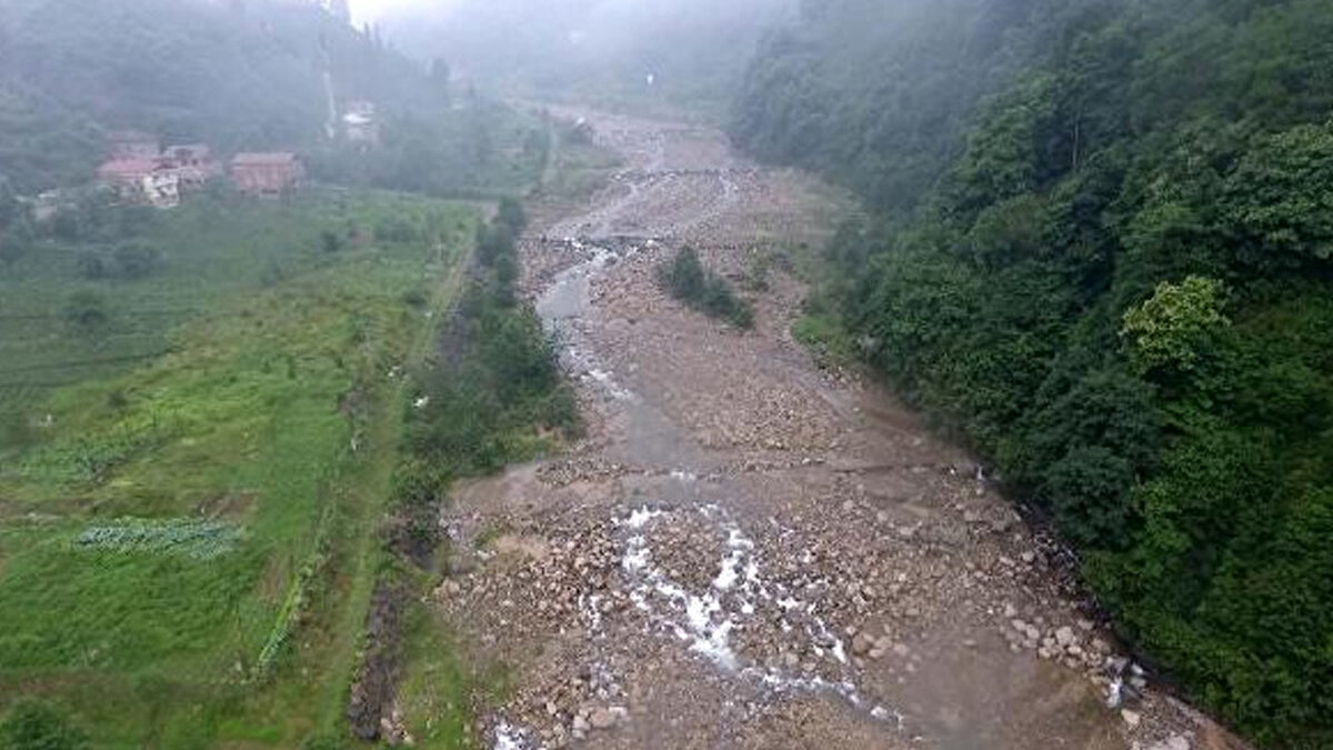 AFAD’dan turuncu uyarı: Sel ve heyelan riski<br><br>AFAD, Meteoroloji’den gelen son veriler doğrultusunda Rize, Trabzon, Giresun ve Artvin için turuncu kodlu uyarı yayımladı. Açıklamada, bugün öğle saatlerine kadar devam etmesi beklenen kuvvetli sağanak ve gök gürültülü yağışlara karşı vatandaşların dikkatli ve tedbirli olmaları istendi.