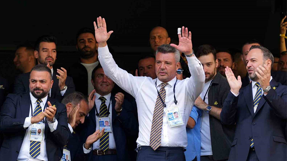 BAHİS ŞİRKETİNİN FAALİYETLERİNİ DURDURDU<br><br>Saran'ın Tuttur isimli bahis şirketi sahipliğinin başkanlığı riske edeceği konuşulurken; seçimin bitmesinin ardından şirketin faaliyetlerini askıya aldığını duyurdu