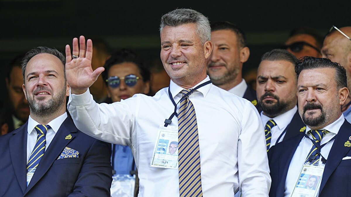 Sadettin Saran, divan kurulu başkanı Şekip Mosturoğlu'nun açıklamasına göre; Fenerbahçe'nin 34. başkanı oldu