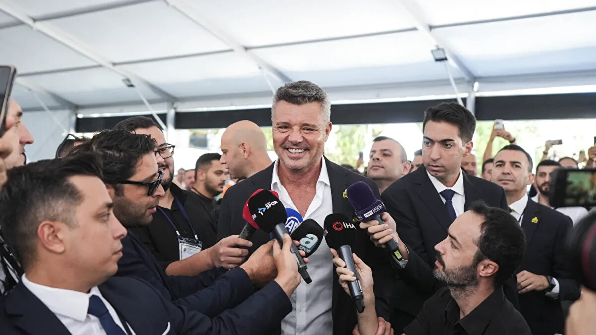 Fenerbahçe'de seçimli olağanüstü kongre tamamlandı. Oy verme işlemi 10.00-17.00 saatlerinde 50 sandıkta gerçekleştirildi. Olağanüstü Seçimli Genel Kurul Toplantısı'nda 24.800 oy kullanıldı.