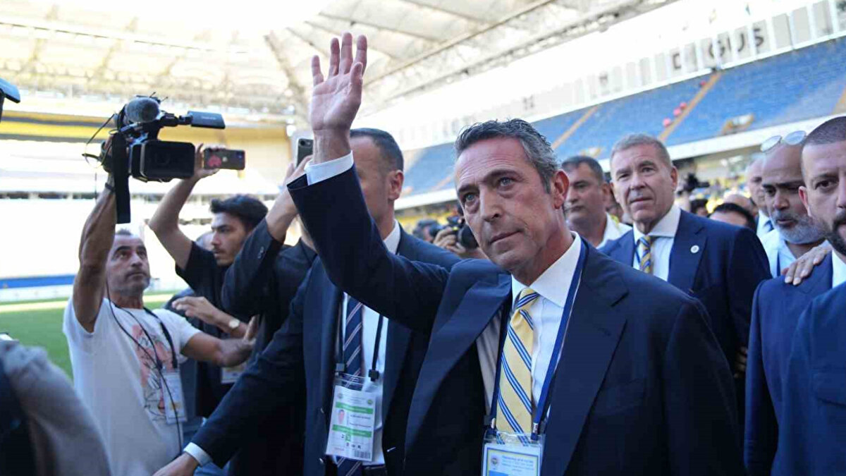 Ali Koç: "Bir kez daha Fenerbahçe seçim yaptığı zaman, nasıl yapar gösterdik. Son derece medeni, adil rekabet çerçevesinde yapıldı. Az farkla Sadettin Bey kazandı. Yolumuz açık, şansımız bol olsun. Hepimiz aynı gemideyiz. Yapacak çok işimiz var. Verecek çok büyük mücadelemiz var. Artık düşmanlar içeride değil dışarıda aramanın zamanı. Seçimlerimizin hayırlı uğurlu olsun. Başkanımızın etrafında kenetlenme zamanı. Sağ olun, var olun"