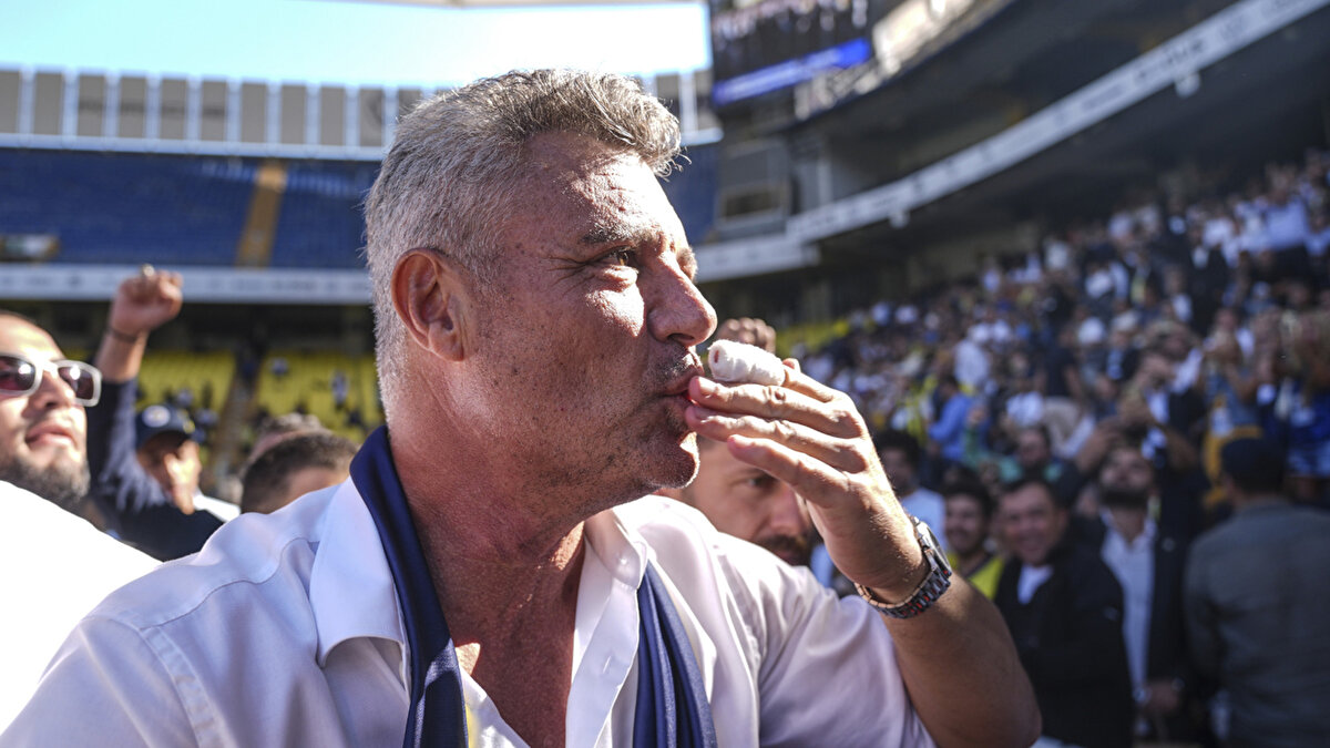 Sadettin Saran: "Şampiyon olana kadar bayram yok, kutlama yok. Sayın Ali Koç 7 senelik başkanımız. Bu bir bayrak değişimi. Onun Fenerbahçe'deki tecrübeleri bizim için çok önemli. İstiyorum ki Fenerbahçe'nin tüm başkanları koşulsuz birlik ve beraberlik içinde olsun. Bu çok önemli, son derece samimiyim. İnşallah Ali Bey ile dostluğumuz daha da güçlenir. Kupayı beraber kaldırırız 3 başkan beraber. Bu benim en büyük hayalim."