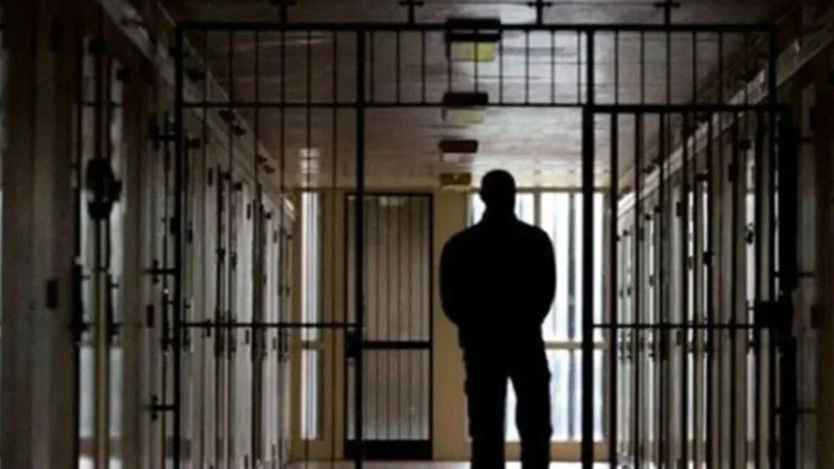 Kutlamalarda silah kullanımına ağır cezalar: Düğün, nişan, asker uğurlaması gibi etkinliklerde havaya ateş açanlar artık daha ağır cezalarla karşılaşacak. Kurusıkı silah da bu kapsama dahil edilecek. Ölüm veya yaralama meydana gelmese bile, bu eylemler bağımsız bir suç olarak değerlendirilecek.