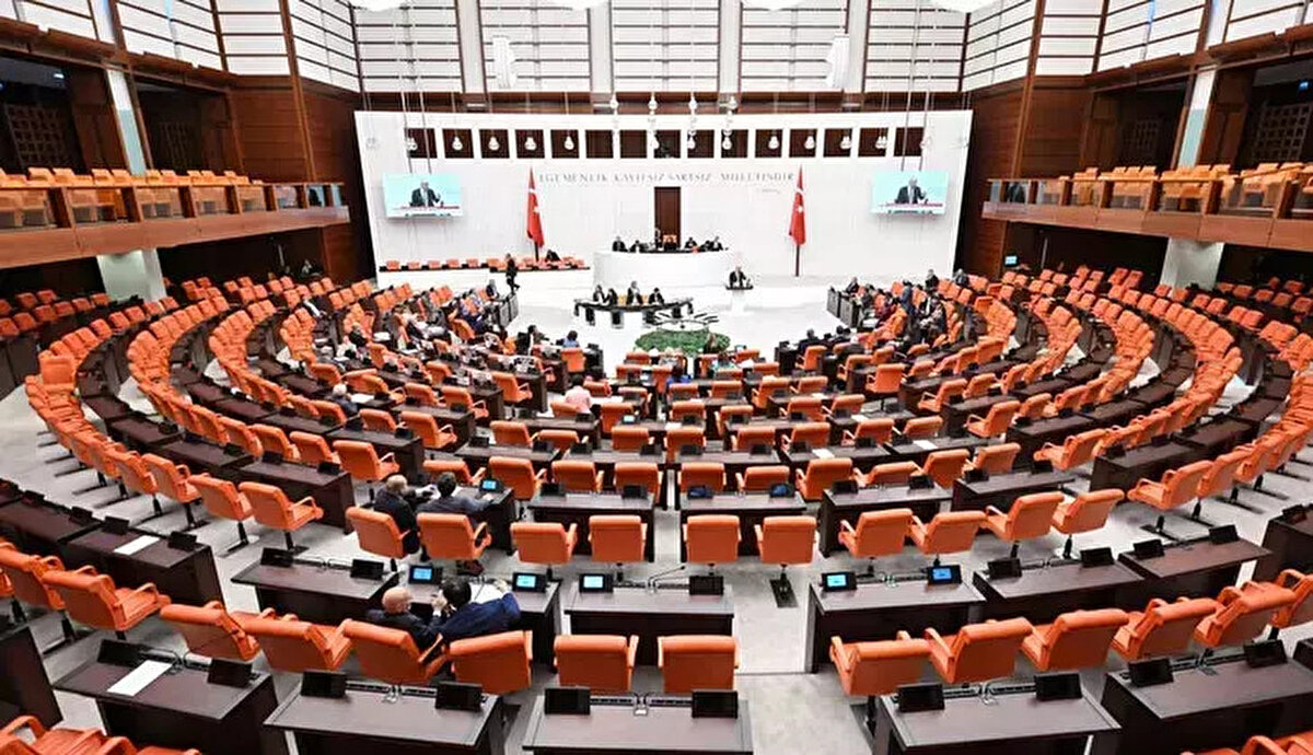 Suça sürüklenen çocuklar için yeni düzenleme<br><br>Adalet Bakanı Tunç, çocuk suçlulara yönelik düzenlemeler hakkında da bilgi verdi. Mevcut sistemde 12 yaş altı çocuklar cezalandırılmıyor. 12-15 ve 15-18 yaş aralığındaki çocuklar için ise ceza indirimleri uygulanıyor. Yeni düzenlemeyle birlikte yaş arttıkça ceza indiriminin kademeli olarak azalması planlanıyor. Bu değişiklikle çocukların hukuki sorumlulukları daha dengeli bir şekilde değerlendirilecek.