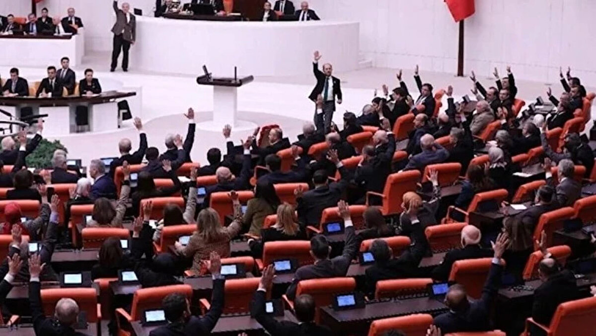 11. Yargı Paketi neden önemli?<br><br>Türkiye’de son yıllarda artan bilişim suçları, trafik güvenliği ihlalleri ve kutlamalarda silah kullanımı toplumda ciddi sorunlara yol açıyor. 11. Yargı Paketi, bu alanlarda cezaları caydırıcı hale getirmeyi ve toplumsal huzuru güçlendirmeyi hedefliyor. Özellikle gençleri tehdit eden sanal bahis ve dijital dolandırıcılık suçlarına karşı alınacak önlemler, paketin en dikkat çeken başlıkları arasında.