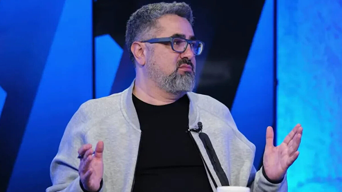 Ne olur? Yeni hoca Aykut Hoca'nın içinde avantaj olur o. Aykut Hoca gelecekse Aykut Hoca. İsmail Hoca gelecekse İsmail Hoca kimse yani. O da avantaj olur. Kupaya odaklanır. Eee Avrupa'da belki bir şeyler yapmaya çalışır. İspanya Hoca gelirse Avrupa'yla çok ilgileneceğini sanmıyorum da. Aykut Hoca gelirse Avrupa'yla ilgilenebilir. Eee Türkiye Kupası'nın hedefleri mantıklı hedef de odur zaten. Yani Fenerbahçe'deki büyük bir değişim günü bugün. 21 Eylül 2025 Fenerbahçe açısından çok önemli bir gün.