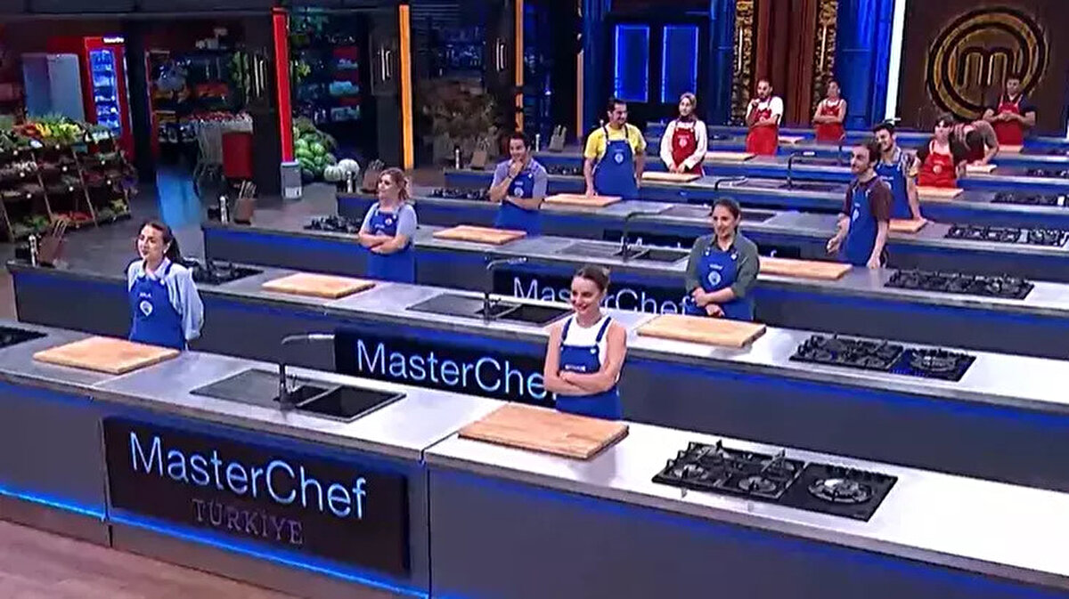 MasterChef İlk Etapta Bedri Usta Rüzgarı Esti<br><br>MasterChef’in son bölümünde mutfağa konuk olan Bedri Usta, yarışmacılardan yöresel lezzetlerden Arap Tava hazırlamalarını talep etti. Şefin değerlendirmeleri sonucunda 8 yarışmacı haftayı garantileyerek büyük sevinç yaşadı.