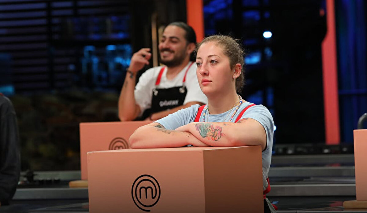 İkinci Turda Ana Ürün Hünnap Oldu<br><br>İlk turu geçemeyen yarışmacılar, ikinci etapta şeflerin verdiği ana ürün hünnap ile yaratıcı tabaklar hazırladı. Şefler, tabakları tek tek değerlendirerek en başarısız yemeği seçti. Gün sonunda elenme potasına giren son isim Çağatay oldu.