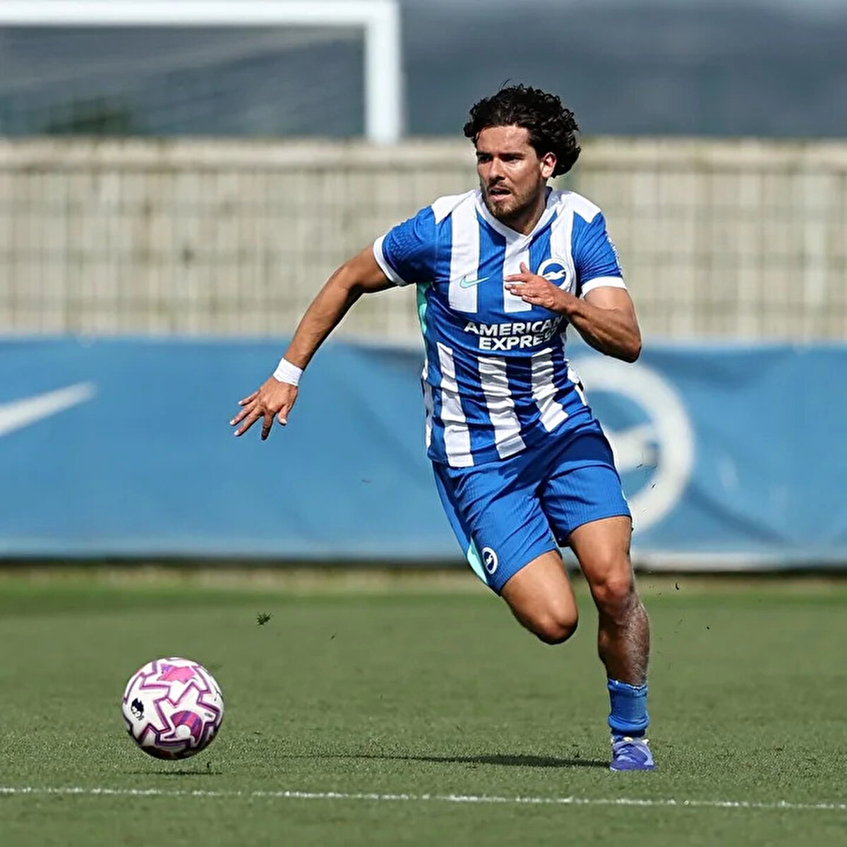 85 dakika sahada kalan Kadıoğlu, gösterdiği başarılı performansla taraftarlardan alkış aldı.<br><br>