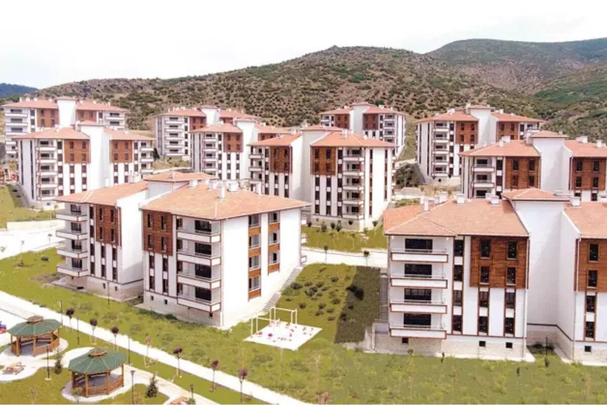 TOKİ indirimde kredi kullanılabilecek mi?<br><br>Evet. TOKİ borç kapatma ve indirim kampanyasında, Gayrimenkul Satış Sözleşmesi’nin imzalandığı aracı bankalardan konut kredisi kullanmak mümkün olacak. Bu sayede borcunu kapatıp tapusunu almak isteyen alıcılar, bankalardan kredi desteğiyle indirim fırsatını değerlendirebilecek.