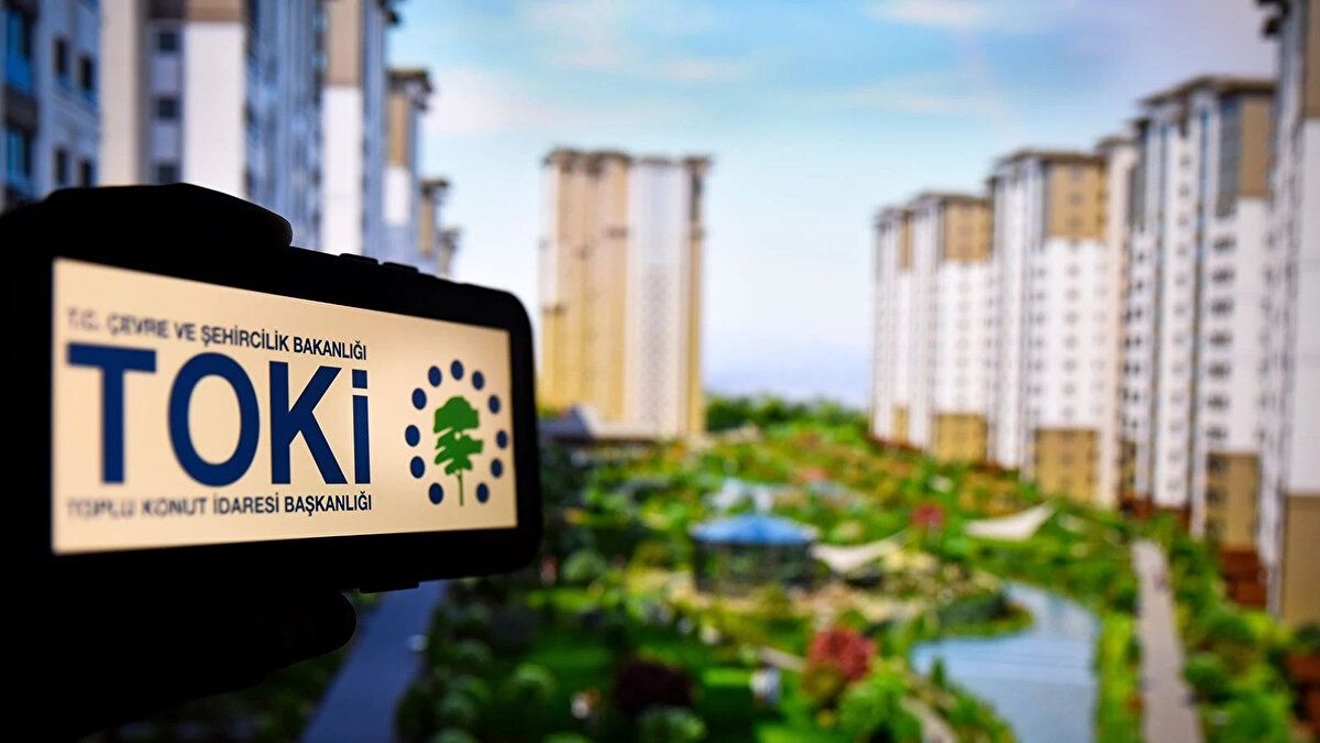 TOKİ indirim şartları neler?<br><br>İndirim kampanyasından yararlanmak isteyen konut ve iş yeri alıcılarının:<br><br>Başvuru tarihi itibarıyla o aya ait taksitlerini ödemiş olması,<br><br>Geriye dönük taksit borcu bulunmaması,<br><br>Emlak vergisi borcu olmaması gerekiyor.<br><br>Kat mülkiyeti oluşan projelerde ise site yönetiminden “alacağı-borcu yoktur” belgesi ve ilgili belediyeden emlak beyan değerini gösterir belge isteniyor.
