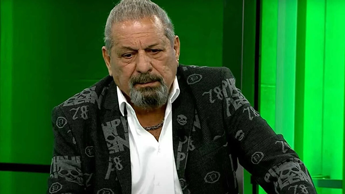 Koç’un yönetim sürecinde çok fazla hata yaptığını dile getiren Toroğlu, "Kimseyi suçlamasın. Büyük hatalar yaptı. Nasıl teknik direktörler çok oyuncu değiştirip sistem değiştiriyorsa, Ali Koç da öyle yöneticileri, hocaları ve sistemi değiştirdi. 10-11 tane hoca değiştirdi. Sonunda da başarısız oldu. Bir daha da Fenerbahçe’ye gelemez" dedi.