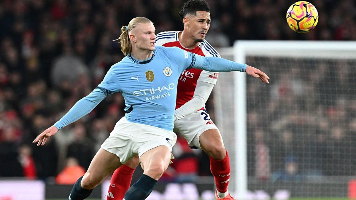 Arsenal – Manchester City maçı ne zaman, saat kaçta, hangi kanalda?<br><br>İngiltere Premier Lig 5. hafta programında yer alan Arsenal – Manchester City maçı 21 Eylül Pazar günü TSİ 18:30’da oynanacak. Londra’daki Emirates Stadyumu’nun ev sahipliği yapacağı dev karşılaşma, Türkiye’de beIN SPORTS 3 ekranlarından canlı yayınlanacak.