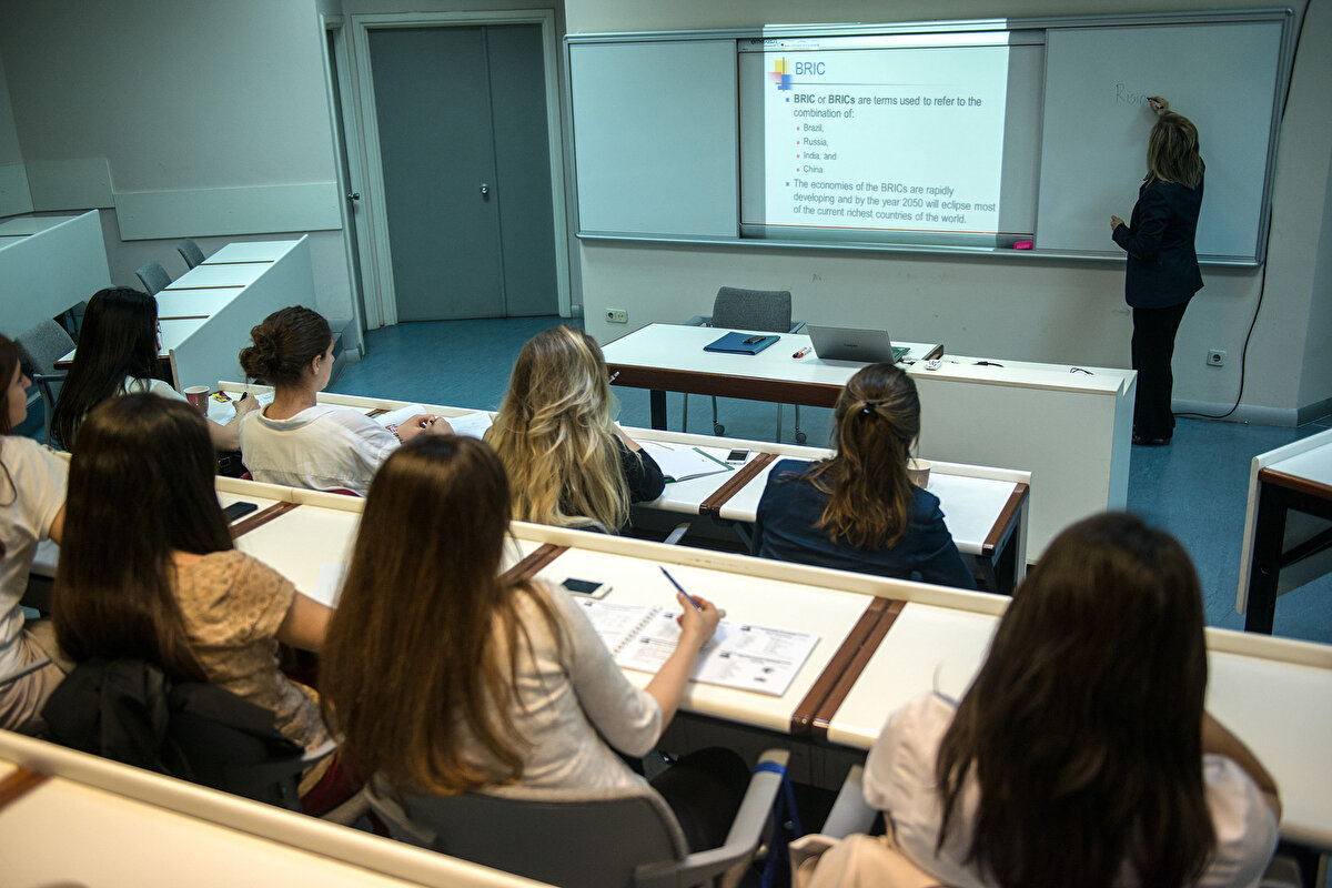 İBB BURS BAŞVURULARI BAŞLADI MI?<br><br>İBB Genç Üniversiteli Eğitim Desteği başvuruları, yapılan duyuruya göre 23 Eylül 2025 saat 09.00 başladı.