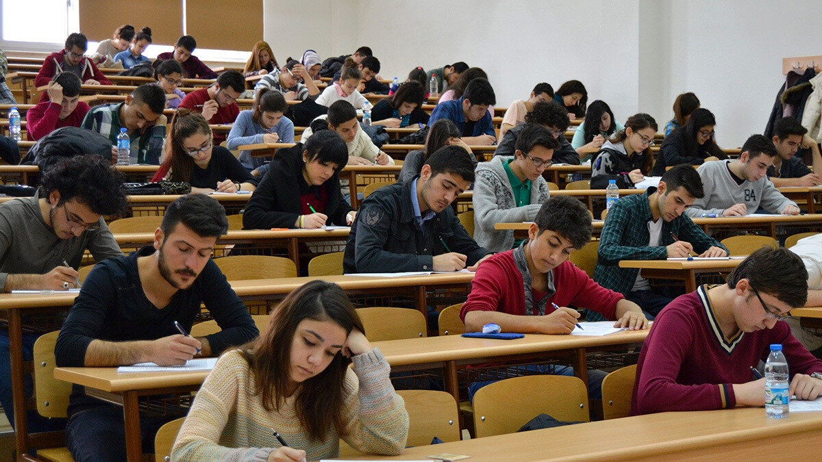 İstanbul’da okuyan binlerce üniversite öğrencisi, İstanbul Büyükşehir Belediyesi’nin (İBB) açacağı burs başvurularını bekliyor. Eğitim hayatında finansal destek sağlayacak olan bu burs için öğrenciler merakla başvuru tarihlerini araştırıyor.