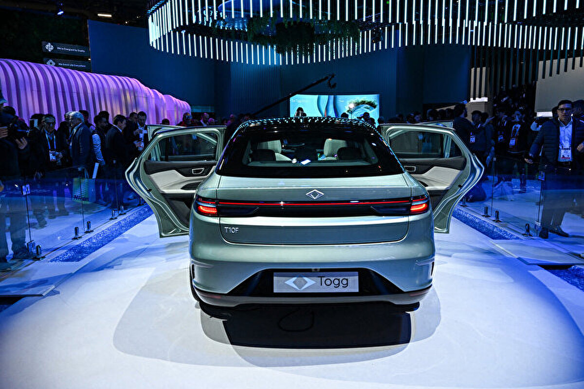 TOGG TB10 ne zaman çıkacak?<br><br>TOGG T10B’nin 2026 yılında tanıtılması, 2027’de ise piyasaya çıkması öngörülüyor. Bu model, TOGG’un “erişilebilir fiyatlı elektrikli otomobil” stratejisinin en önemli adımı olarak değerlendiriliyor.