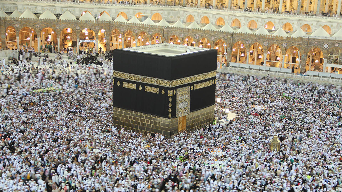 2026 HAC KURALARI NE ZAMAN?<br><br>Ön kayıt işleminin sonlanmasıyla kura çekimi gerçekleşecek ve hacca gidecek kesin adaylar Diyanet tarafından açıklanacak.<br><br>Geçen sene ön kayıt işlemleri 5 Ağustos – 16 Eylül tarihleri arasında alınmış, kura çekimi ise 31 Ekim 2024 Perşembe günü yapılmıştı. 2026 Hac kura çekimi için resmi bir açıklama henüz yapılmadı. 2026 Hac kurası için de 2025'in son çeyreğinde bir çekiliş yapılması bekleniyor.