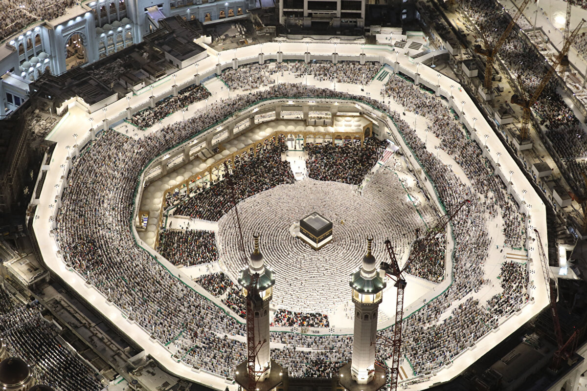 HAC ÖN KAYIT TARİHLERİ BİTTİ Mİ? <br>2026 Yılında kutsal topraklara gidecek olan hacı adaylarının belirleneceği ön kayıt ve kayıt yenileme tarihleri 5 Eylül’de sona ermişti. Eski Diyanet İşleri Başkanı Ali Erbaş NSosyal’de yaptığı açıklama ile yoğun talep üzerine hac ön kayıt ve kayıt yenileme işlemlerinin 21 Eylül 2025 tarihine kadar uzatıldığını duyurdu. Dün itibariyle Hac ön kayıt ve kayıt işlemleri sona erdi. Şimdi tüm gözler hac kura çekiminde. Peki 2026 Hac kura çekimi ne zaman gerçekleşecek.