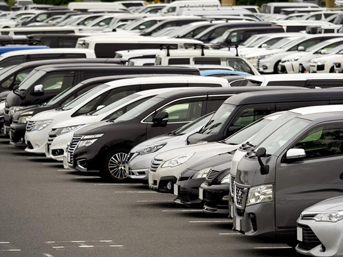 Japonya menşeli araçlarda yüzde 25-30 ek vergi<br><br>Resmi Gazete’de yayımlanan düzenlemeye göre; Çin ve Japonya’dan ithal edilen konvansiyonel, hibrit, plug-in hibrit ve elektrikli otomobillere yüzde 25 ila 30 arasında ek gümrük vergisi uygulanacak. Bu durum, özellikle Türkiye’de sık tercih edilen Japon menşeli otomobillerin fiyatlarını doğrudan etkileyecek.<br><br>Fiyat artışı beklenen Japon otomobil modelleri<br><br>Yeni vergi düzenlemesiyle birlikte Türkiye pazarında fiyatı artması öngörülen Japonya menşeli araçlar şunlar: