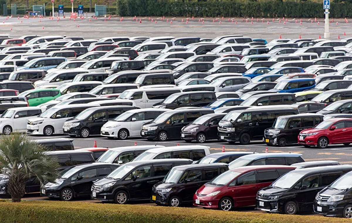 Türkiye’de otomobil ithalatına ilişkin düzenleme otomotiv sektöründe büyük yankı uyandırdı. Yeni kararla birlikte, özellikle Japonya menşeli otomobillerin fiyatlarının artması gündemde. Türkiye’de hibrit ve elektrikli araç satışlarında önemli bir paya sahip olan Japon markaları, ek vergi yükümlülüğü nedeniyle liste fiyatlarını güncellemek zorunda kalacak.