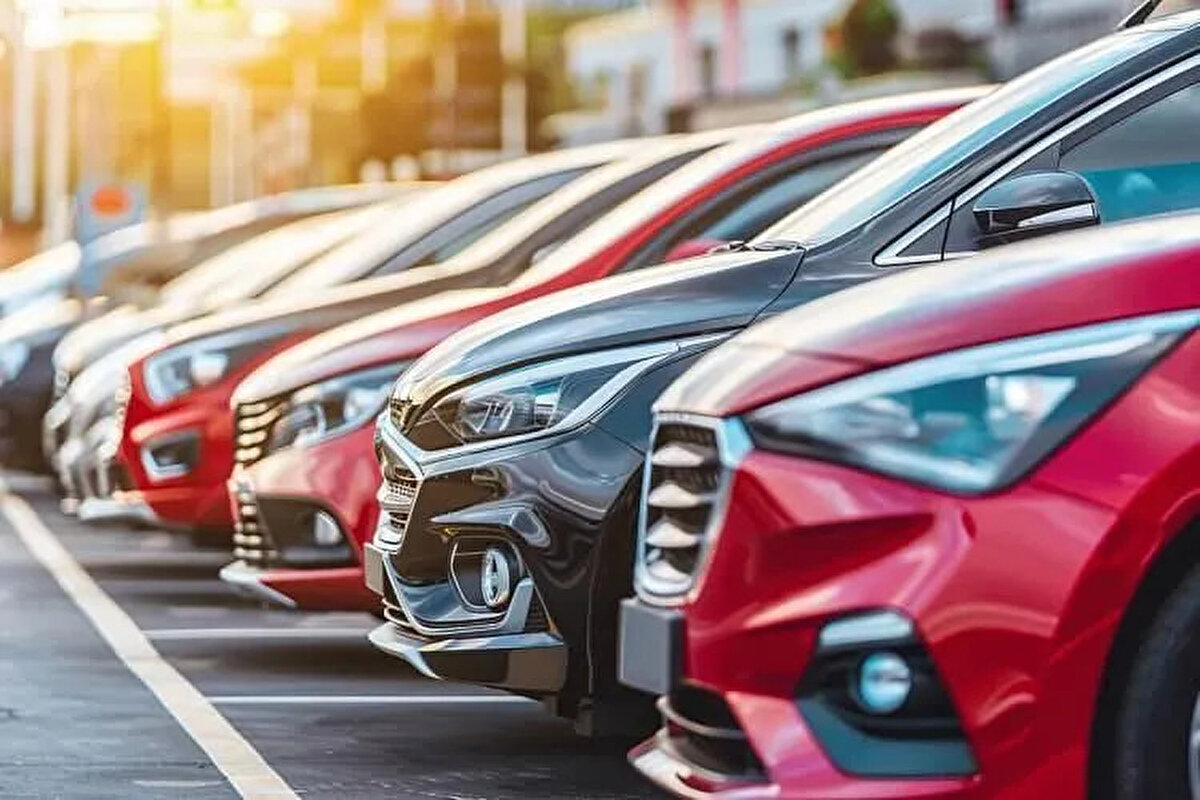 Tüketici ve sektör için yeni dönem<br><br>Türkiye’de otomobil fiyatları son yıllarda döviz kuru, ÖTV oranları ve ithalat politikalarındaki değişiklikler nedeniyle sürekli dalgalanıyor. Son düzenleme, Japonya menşeli araçlarda yüzde 25-30’luk ek maliyet anlamına gelirken, sektör temsilcileri bu durumun hibrit ve elektrikli araç satışlarını yavaşlatabileceğini öngörüyor.