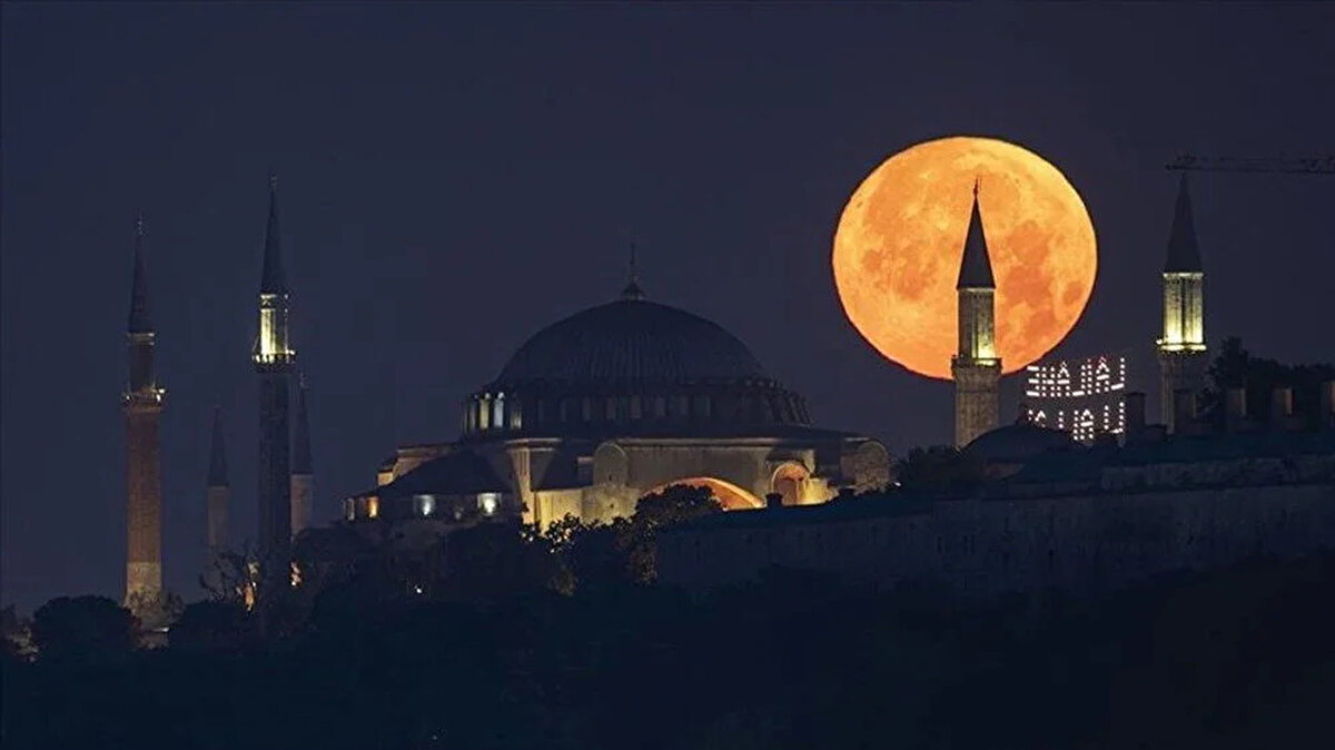 Ancak hicri takvimin her yıl miladi takvime göre 10-11 gün geri gelmesi nedeniyle 2025 yılı istisnai bir takvim olayına sahne olacak. Aynı yıl içerisinde üç aylar ikinci kez başlayacak. Buna göre:<br><br>Recep ayı: 21 Aralık 2025 Pazar<br><br>Şaban ayı: 20 Ocak 2026 Salı<br><br>Ramazan ayı: 18 Şubat 2026 Çarşamba – 19 Mart 2026 Perşembe<br><br>Ramazan Bayramı: 20 Mart 2026 Cuma<br><br>Bu sıra dışı durum, 2025’te Müslümanların üç ayları iki kez idrak etmesine vesile olacak.