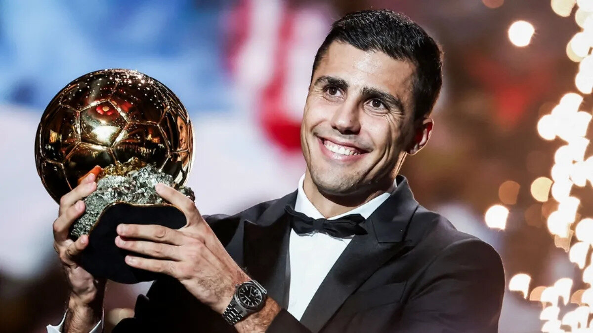 Ballon d'Or ödülünü geçen sene kim kazandı?<br><br>Ballon d'Or ödülünü geçen yıl Manchester City'nin futbolcusu Rodri kazanmıştı. Ancak Rodri, sakatlığı nedeniyle bu yıl listede yer almıyor.<br>