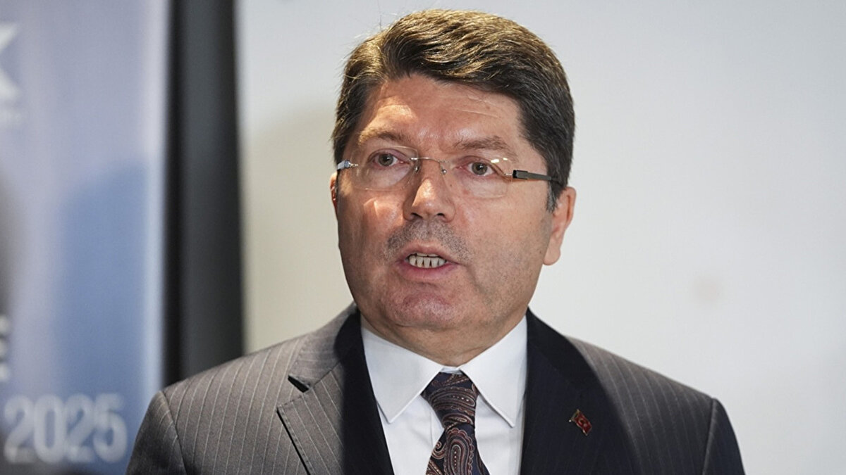 Özür dilemişlerdi<br><br>TELE1 kanalının sosyal medya hesabından konuyla alakalı açıklama geldi. Açıklamada şu ifadeler yer aldı:<br><br>"Dün gece (21 Eylül 2025) Tele1 ekranına gelen “Türkiye’nin Yönü” programında, meslek terminolojisinde KJ dediğimiz alt yazıda kısa süreli de olsa (yaklaşık bir dakika) kanal yönetimi olarak kesinlikle onaylamadığımız bir ifade kullanılmıştır. Programda Trump - Erdoğan görüşmesine ilişkin bir değerlendirme yapılmasına karşın, KJ’de Erdoğan ile Netanyahu karşılaştırması yer almıştır. Kesin hüküm içeren bir ifade olmamakla birlikte, yanlış anlamalara açık olan bu cümleyi doğru bulmuyoruz. Reji kadromuzdan kaynaklanan ve sehven yapılan bu hata nedeniyle özür dileriz. İdari araştırmayı yaptıktan sonra gerekli kararları alacağımızı da belirtmek isteriz."