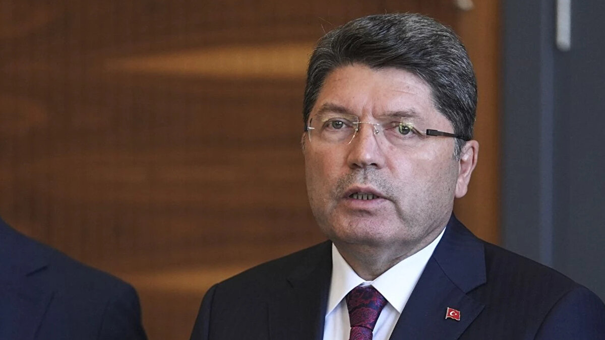 Gazze’de insan haklarını hiçe sayarak bebekleri, kadınları ve masum sivilleri katleden Netanyahu’nun adı ile Sayın Cumhurbaşkanımızın aynı cümlede zikredilmesi; Cumhurbaşkanlığı makamına, devletimize ve aziz milletimize açık bir saygısızlıktır. Vicdanla, adaletle ve insanlık onuruyla asla bağdaşmayan bu çirkin algı operasyonları, Sayın Cumhurbaşkanımızın sadece milletimiz için değil tüm insanlık için sürdürdüğü onurlu mücadeleyi asla gölgeleyemeyecektir."