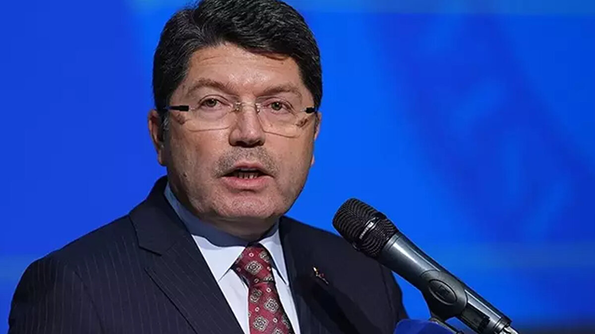 Ne olmuştu? <br><br>Programda, 7 Ekim 2023’ten beri Gazze Şeridi’nde soykırım yapan işgalci İsrail’in Başbakanı Binyamin Netanyahu ile Cumhurbaşkanı Recep Tayyip Erdoğan bir tutuldu. KJ’de, “RTE’nin Netanyahu’dan farkı ne?” ifadesi yer aldı. O anların ekran görüntüleri kısa sürede sosyal medyaya düştü ve kullanıcıların büyük tepkisini çekti. Vatandaşlar, TELE1’in bu hadsiz yayınına sert sözlerle karşılık verirken, Erdoğan’ın Gazze için verdiği mücadeleye dikkat çekerek kıyaslamayı “ahlaksızlık” olarak nitelendirdi.