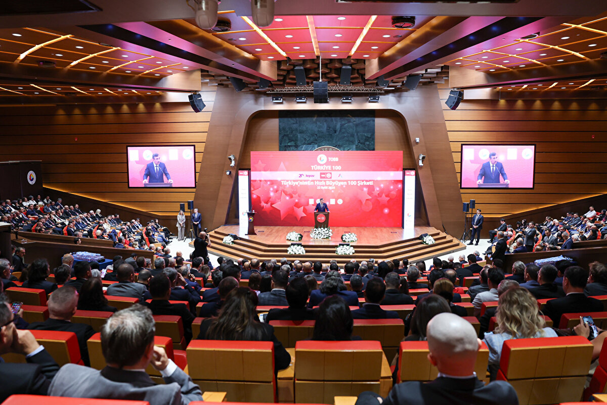 Türkiye 100 şirketlerinden 59’unun bakanlıkların ve kamunun sağladığı desteklerden faydalandığını aktaran Hisarcıklıoğlu, "Kamu-özel sektör el ele vererek, ortak akılla hazırlanan destek programlarının böyle somut ve güzel sonuçların ortaya çıkması da bizleri mutlu ediyor. Öte taraftan burada bir husus daha öne çıkıyor. Türkiye 100 şirketlerinin üçte ikisi, büyümelerini sürdürmek için finansmana ihtiyaç duyduklarını belirtiyor. Dolayısıyla başta KOBİ’ler olmak üzere reel sektörün finansmana erişimini kolaylaştırmalıyız. Biz de bu konuyu devamlı takip ediyor ve başta siz olmak üzere ilgili yerlere aktarıyoruz" ifadelerini kullandı.