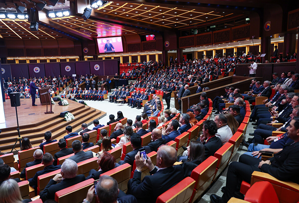 Cirosunu 2 yılda yüzde 19 bin 153 oranında artıran Ankara merkezli Deeptech Universe Savunma ve Bilişim Teknolojileri AŞ ilk sırayı aldı. Kahramanmaraş firması Batı Kipaş Kağıt Sanayi ve Ticaret A.Ş. yüzde 18 bin 93 büyüme oranıyla ikinci, İstanbul merkezli Figo Ticari Bilgi ve Uygulama Platformu A.Ş. ise yüzde 5 bin 126 büyüme oranıyla üçüncü oldu. En hızlı büyüyen 10 şirketin 8’inin Ankara merkezli olması dikkat çekti.