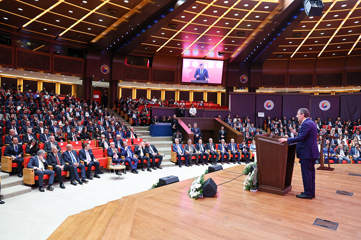 Türkiye 100 sonuçları, Cumhurbaşkanı Yardımcısı Cevdet Yılmaz ve iş dünyasının katılımıyla TOBB Başkanı Rifat Hisarcıklıoğlu’ nun ev sahipliğinde düzenlenen törenle açıklandı. Hisarcıklıoğlu, törende yaptığı konuşmada Türkiye 100’e girmeye hak kazanan şirketleri kutlayarak, "Bu başarı elbette kendiliğinden gelmedi. Buradaki şirketler, hem genç hem yenilikçi şirketler. Türkiye 100 şirketlerinin yaş ortalaması yaklaşık 12 yıl. Türkiye 100 şirketleri herkesin bildiği işleri, çok farklı bir anlayışla gerçekleştiriyorlar, dijital teknolojiyi kullanıyorlar. Yüzde 91’i bilgi teknolojilerine yatırım yapıyorlar. Çalışanların eğitimine ayırdığı kaynağı masraf olarak görmüyor, buna büyük önem veriyorlar" şeklinde konuştu.