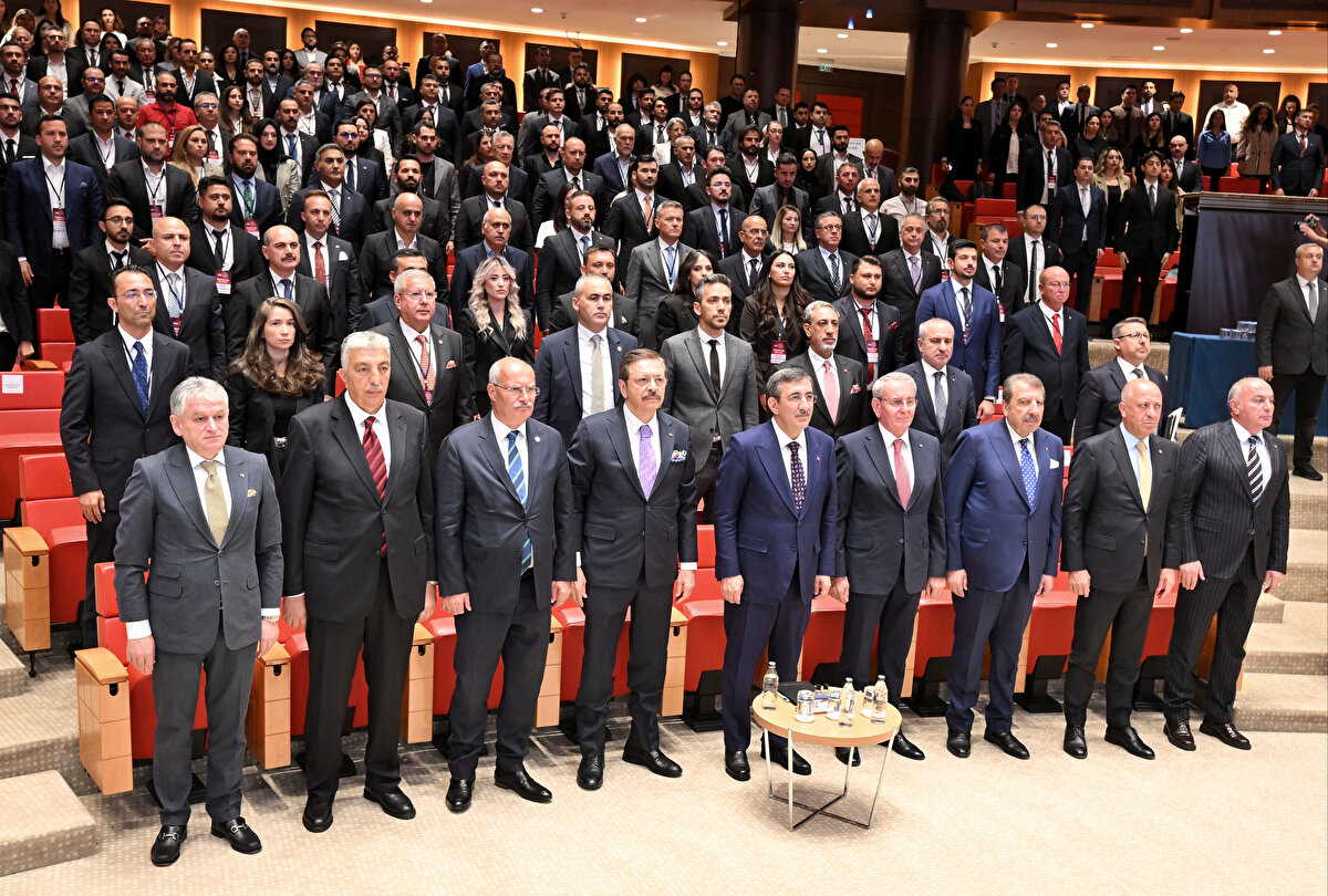 Türkiye 100 listesinin bölgesel dağılımının dikkat çekici olduğunu belirten Hisarcıklıoğlu, "Listede 25 farklı şehrimizden şirketler var. Anadolu’nun yükselişi, burada da açık bir şekilde ortaya çıkmakta 100 şirketin 22’si İstanbul’dan, 78’i ise Anadolu’dan geliyor. Sektörler açısından da yine ilginç bir dağılım var. Listede bilişimden makineye, toptan ticaretten metal ürünlere, elektronikten mühendisliğe kadar 34 farklı sektörden şirketler bulunuyor. Bu çeşitlilik aslında ülkemizde her sektörde fırsatlar olduğunun, doğru iş modeliyle her sektörde başarının yakalanabileceğinin en güzel ispatı" değerlendirmesinde bulundu.