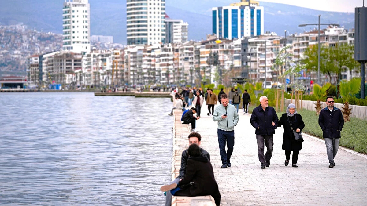 Güneydoğu Anadolu Bölgesi hava durumu<br><br>Bölge genelinde hava açık ve güneşli olacak. Diyarbakır 29°C, Gaziantep 26°C, Mardin 27°C, Siirt 29°C ile sıcak bir gün geçirecek.