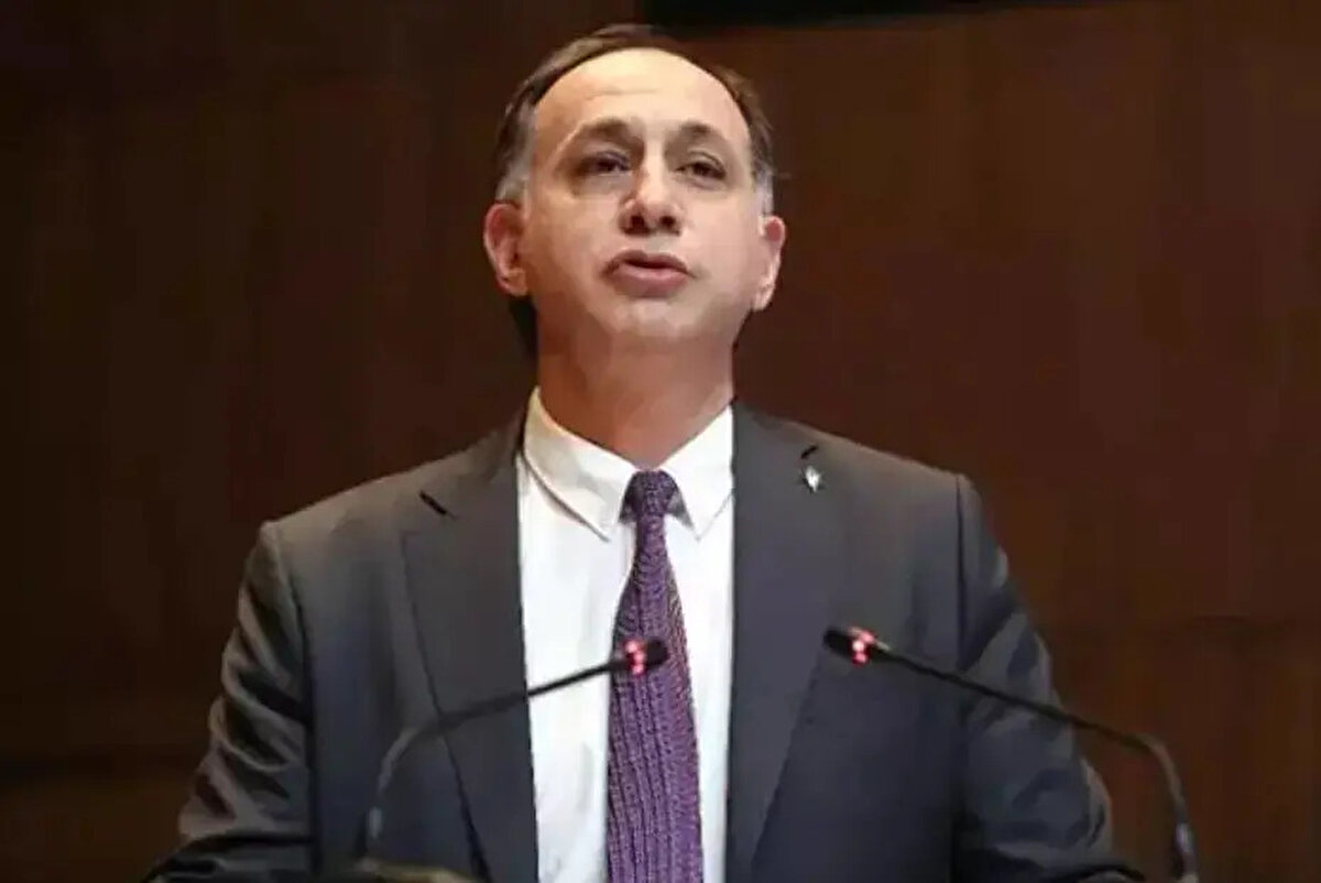 Başta Trabzonspor ve Fenerbahçe olmak üzere birçok kulübün görevini bırakmasını beklediği Ferhat Gündoğdu kararını verdi.<br><br>